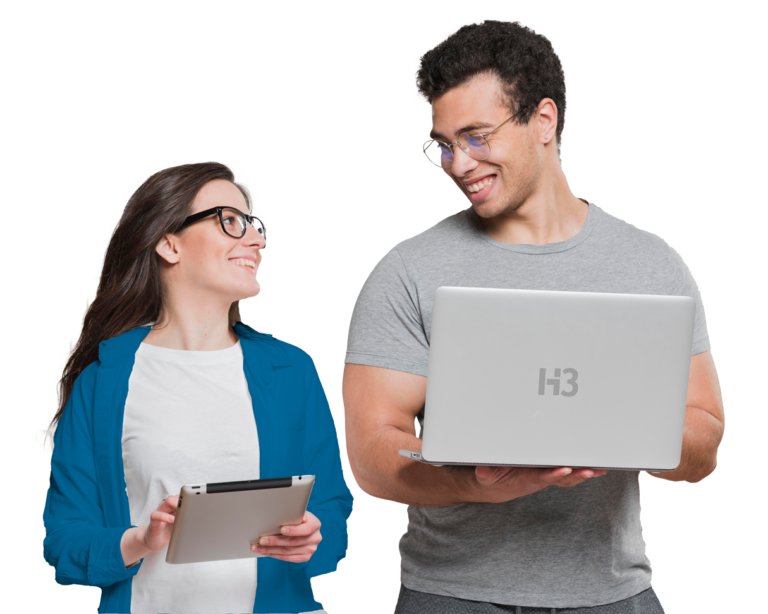Dos consultores de H3 trabajando con una laptop y una tableta